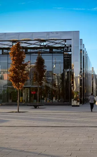 Отдельно стоящее здание в парке